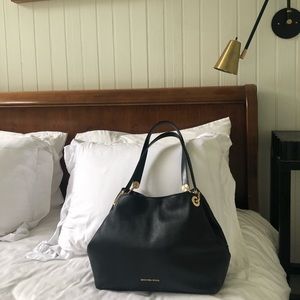 Michael Kors - Raven LG Shoulder Bag. Black/Gold